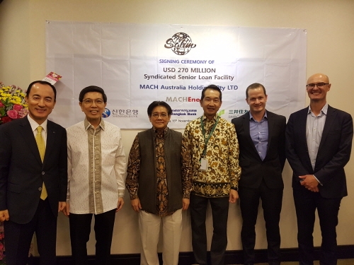 신한은행은 인도네시아 살림(Salim)그룹이 진행하는 호주 석탄광산 개발자금 조달을 위한 신디케이션에 주간사 자격으로 참여하는 금융약정을 체결했다. 지난 15일 인도네시아 자카르타 소재 살림그룹 사옥에서 진행된 협약식에서 신한인도네시아은행 변상모 법인장(왼쪽에서 첫번째)과 살림그룹 안토니 살림 회장(왼쪽에서 세번째) 등 관계자들이 기념촬영하는 모습.