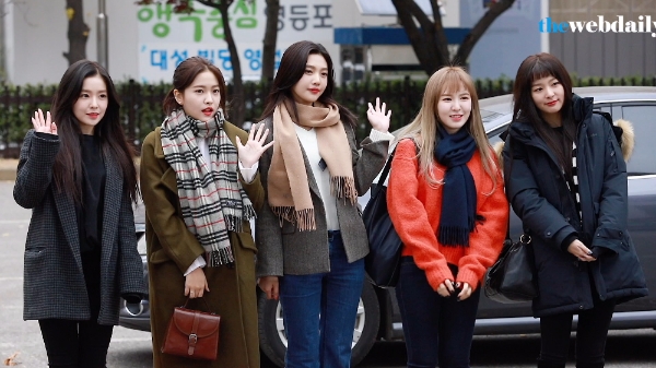 레드벨벳과 Gate9이 11월 17일 오전 여의도 KBS신관 공개홀에서 열린 뮤직뱅크 907회 아침 리허설에 참석하기 위해 출근을 하고있다.