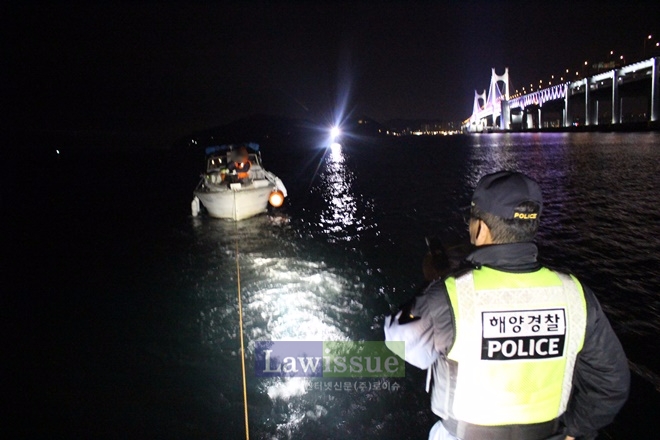 모터보트 승선원과 보트를 구조·예인하고 있다.
