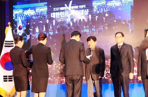 산자부 장관상을 받고 있는 제이브이엠 연구개발본부 김상욱 본부장(사진=한미약품)