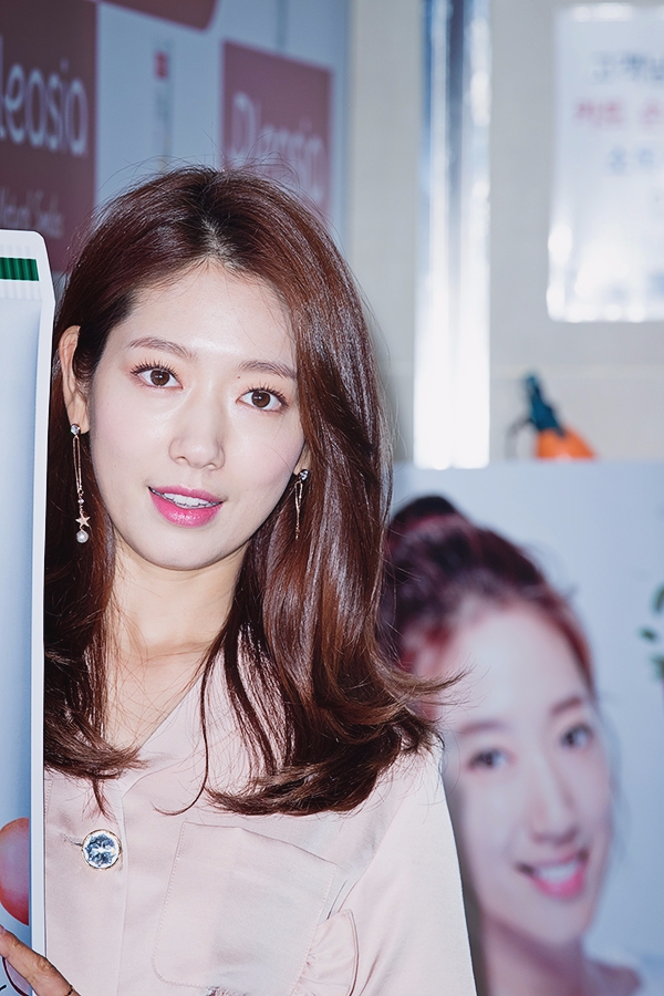 박신혜, 플레시아 런칭 기념 팬사인회