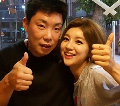 솔로의 겨울을 자극하는 양미희, 러블리...나지완과 엄지손가락 치켜들고