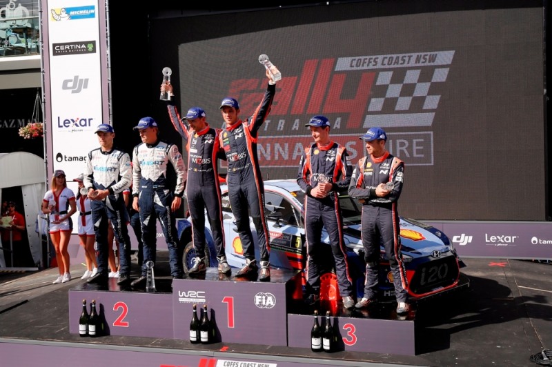 2017 WRC 호주 랠리에서 시상대에 오른 현대 월드랠리팀 선수들의 모습.(사진=현대자동차)