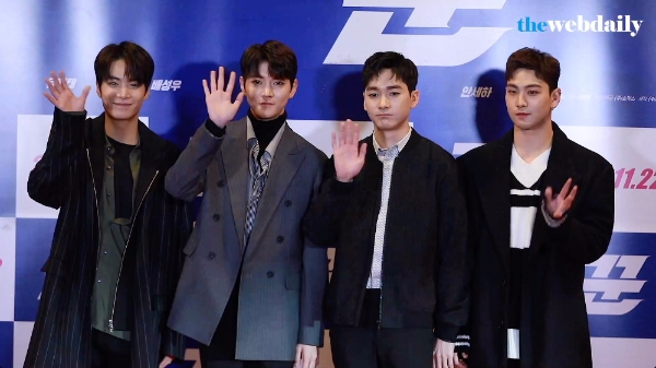 인기 아이돌 그룹 뉴이스트W와 세븐틴이 20일 저녁 코엑스 메가박스에서 열린 영화 ‘꾼’ VIP시사회에 참석해 포토타임을 가지고 있다.