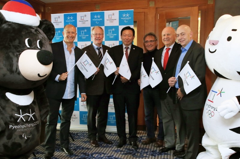 대한스키협회장을 맡고있는 롯데그룹 신동빈 회장이 스위스에서 열린 세계스키연맹(FIS) 집행위원 회의에 앞서 17일 환영 만찬에서 집행위원들에게 평창동계올림픽 준비상황을 설명하고 기념촬영을 하고 있다. (사진=롯데그룹)