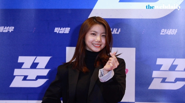 걸그룹 애프터스쿨의 멤버 레이나, 리지, 가은, 이영과 전 멤버 이주연이 20일 저녁 코엑스 메가박스에서 열린 영화 ‘꾼’ VIP시사회에 참석해 포토타임을 가지고 있다