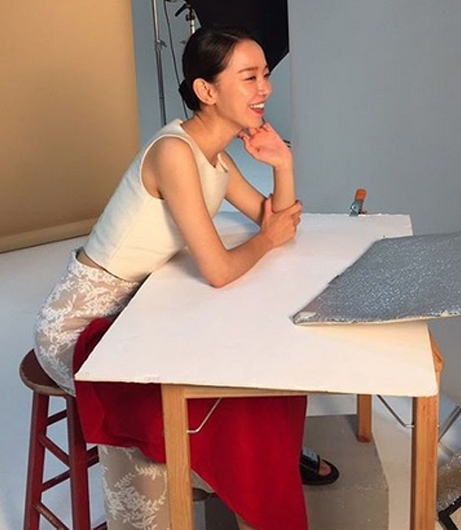 민소매 사이로 부러질 듯 팔뚝...신혜선, 단아하게 넘긴 머리스타일