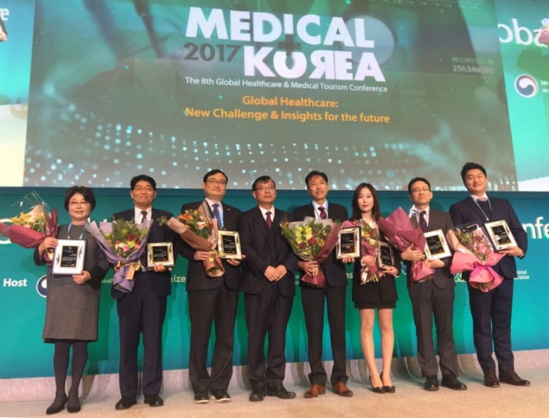 자생한방병원 김하늘 국제진료센터장(오른쪽 끝)이 ‘2017 메디컬 코리아 글로벌 헬스케어 유공포상’에서 보건복지부 표창을 수상했다.