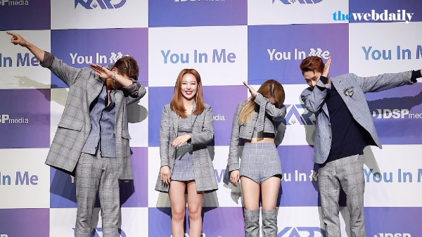 혼성그룹 카드가 21일 오후 서울 광진구 예스24 라이브홀에서 열린 두 번째 미니앨범 ‘You & Me’ 쇼케이스에서 포토타임을 가지고 있다.