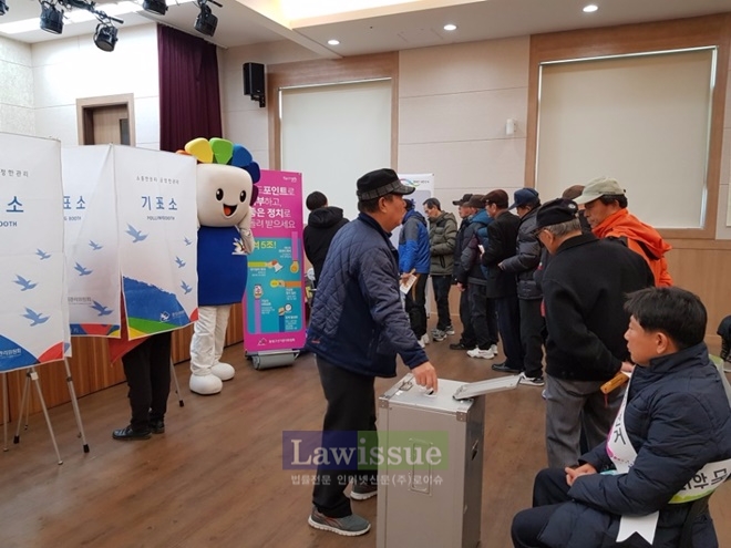 어르신들이 사전투표 체험을 하고 있다.