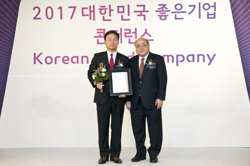 롯데렌탈 대한민국 좋은기업상 수상 기념촬영. (좌)롯데렌탈 표현명 사장 (우)백수현 한국표준협회 회장.(사진=롯데렌탈)