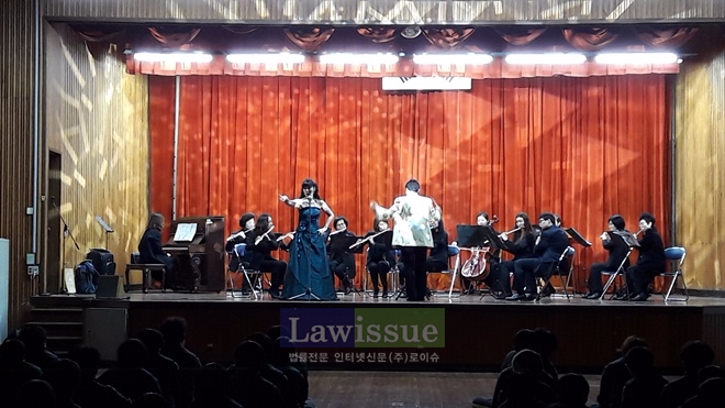  ‘카벨 플루트 오케스트라’연주회가 열리고 있다.