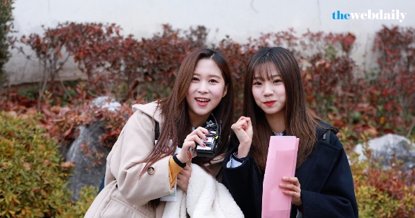 우주소녀의 다영과 여름이 2018학년도 대학수학능력시험에 응시했습니다.