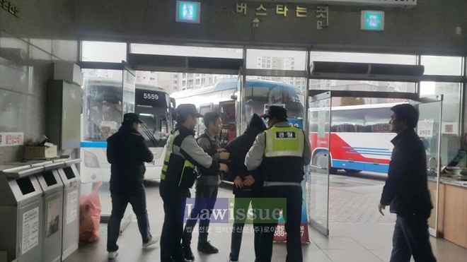 전발발찌 훼손 대응 모의훈련을 하고 있다.