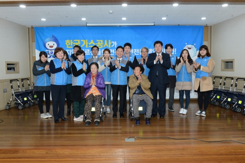 한국가스공사는 23일 대구광역시 동구 동촌종합사회복지관에서 실버카트 및 가스타이머콕 전달식을 가졌다.(사진=한국가스공사)