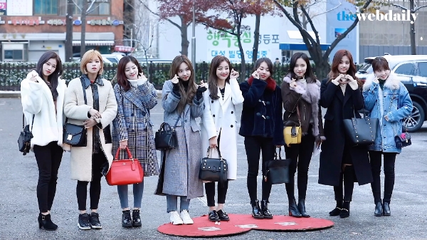 트와이스와 이하린이 11월 24일 오전 여의도 KBS신관 공개홀에서 열린 뮤직뱅크 908회 아침 리허설에 참석하기 위해 출근을 하고있다.