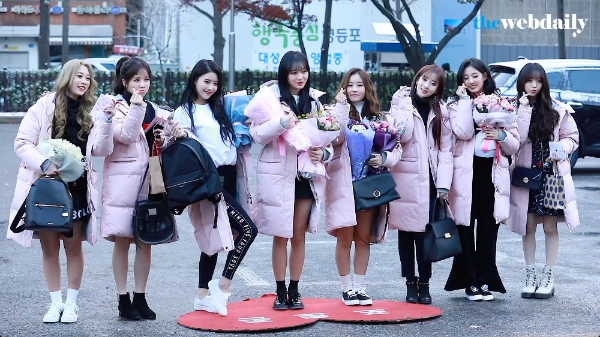 러블리즈와 블라블라가 11월 24일 오전 여의도 KBS신관 공개홀에서 열린 뮤직뱅크 908회 아침 리허설에 참석하기 위해 출근을 하고 있다.