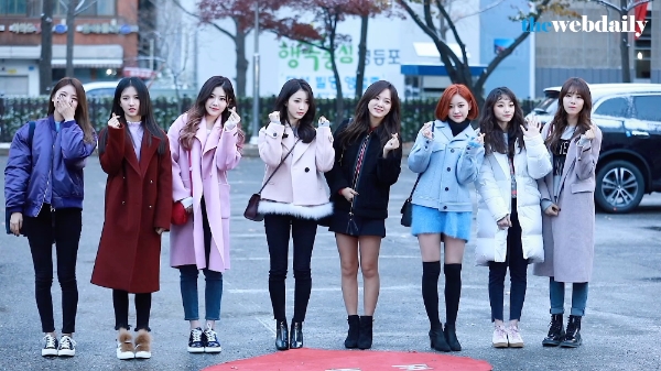 구구단과 지구가 11월 24일 오전 여의도 KBS신관 공개홀에서 열린 뮤직뱅크 908회 아침 리허설에 참석하기 위해 출근을 하고 있다.