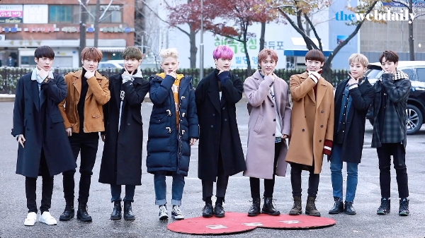 더유닛 남자 검정팀(라윤, 상일, 임준혁, 정상, 준(에이스), 진, 찬, 태은, 피케이)이 11월 24일 오전 여의도 KBS신관 공개홀에서 열린 뮤직뱅크 908회 아침 리허설에 참석하기 위해 출근을 하고 있다.
