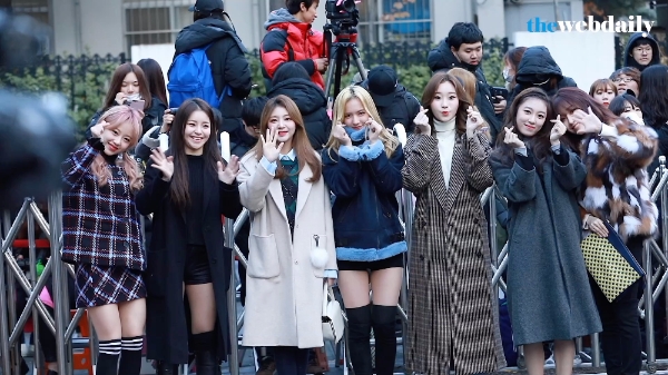 더유닛 여자 하양팀(가을, 앤, 유나킴, 유정, 이수지, 제이니,지원, 채솔, 해인)이 11월 24일 오전 여의도 KBS신관 공개홀에서 열린 뮤직뱅크 908회 아침 리허설에 참석하기 위해 출근을 하고 있다.
