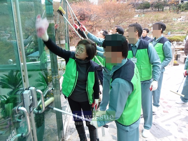 교정위원들과 모범수형자들이 봉사활동을 펼치고 있다.
