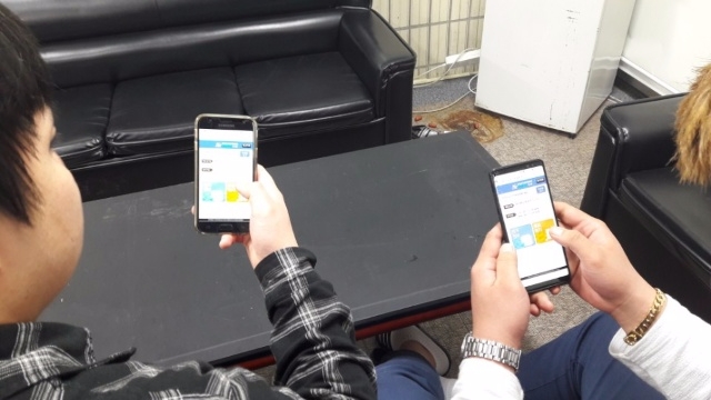학생들이 모바일로 선거에 참여하고 있다.