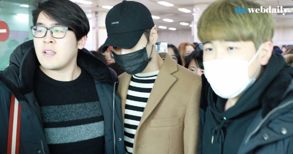 샤이니(SHINee)의 멤버 태민이 해외 일정을 마치고 27일 오후 김포국제공항을 통해 입국을 하고 있다.