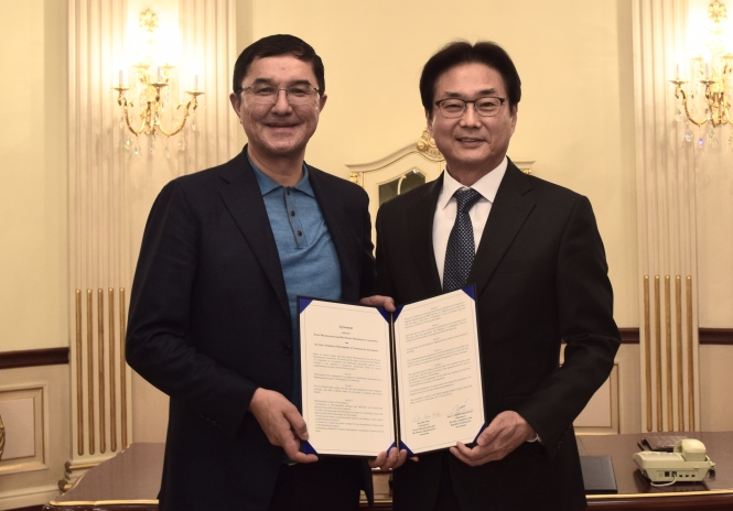 한국제약바이오협회 원희목 회장(오른쪽)과 우즈벡 쿠츠카로프 부총리가 25일 신라호텔에서 ‘제약산업 발전과 교류 증진을 위한 업무협약’을 체결했다.