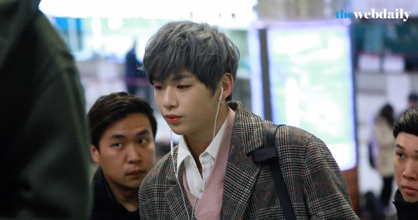 그룹 워너원이 일본 도쿄에서 열리는 ‘2017 엠넷 아시안 뮤직 어워즈(MAMA)’에 참석하기 위해 28일 오전 김포국제공항을 통해 출국을 하고 있다.