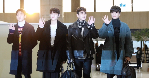 뉴이스트W(NU’EST W)이 일본 도쿄에서 열리는 ‘2017 엠넷 아시안 뮤직 어워즈(MAMA)’에 참석하기 위해 28일 오전 김포국제공항을 통해 출국을 하고 있다.