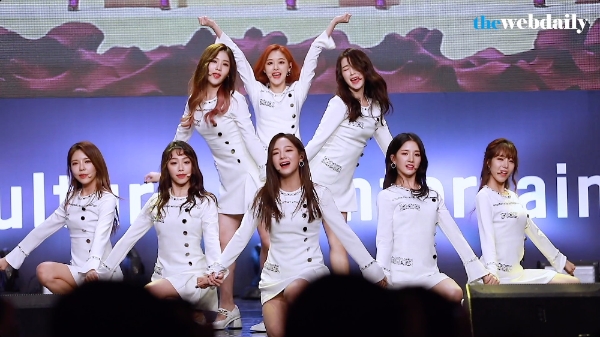 걸그룹 구구단(하나, 미미, 나영, 해빈, 세정, 소이, 샐리, 미나, 혜연)이 28일 저녁 여의도 63시티 2층 그랜드볼룸에서 열린 ‘제 25회 대한민국 문화연예대상 시상식’에 참석해 축하 공연을 펼치고 있다.