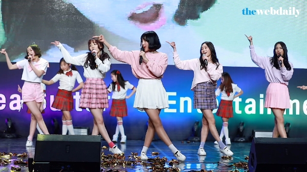 걸그룹 버스터즈(지수, 채연, 형서, 민정, 민지)가 28일 저녁 여의도 63시티 2층 그랜드볼룸에서 열린 ‘제 25회 대한민국 문화연예대상 시상식’에 참석해 축하 공연을 펼치고 있다.