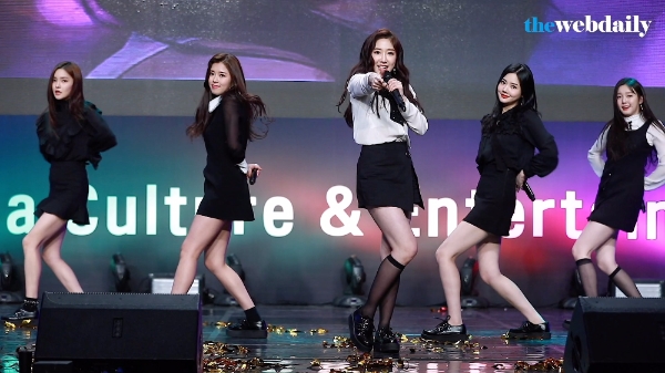 걸그룹 피오피(미소, 해리, 아형, 설, 연주)가 28일 저녁 여의도 63시티 2층 그랜드볼룸에서 열린 ‘제 25회 대한민국 문화연예대상 시상식’에 참석해 축하 공연을 펼치고 있다.