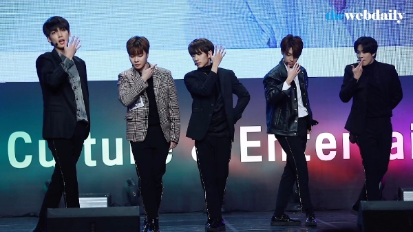 그룹 보이프렌드(동현, 현성, 정민, 영민, 광민, 민우)가28일 저녁 여의도 63시티 2층 그랜드볼룸에서 열린 ‘제 25회 대한민국 문화연예대상 시상식’에 참석해 축하 공연을 펼치고 있다.