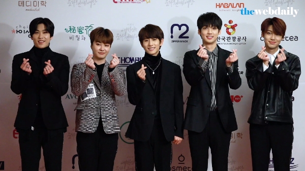 보이프렌드(동현, 현성, 정민, 영민, 광민, 민우)-디아이피(형성, 승호, 수민, 유형, B.nish, 태하)가 28일 저녁 여의도 63시티 2층 그랜드볼룸에서 열린 ‘제 25회 대한민국 문화연예대상 시상식’에 참석해 포토타임을 가지고 있다.