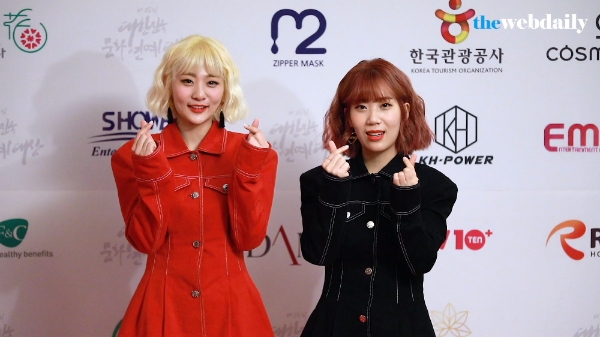 볼빨간사춘기-김소희가 28일 저녁 여의도 63시티 2층 그랜드볼룸에서 열린 ‘제 25회 대한민국 문화연예대상 시상식’에 참석해 포토타임을 가지고 있다.