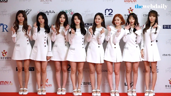 구구단-에이프릴이 28일 저녁 여의도 63시티 2층 그랜드볼룸에서 열린 ‘제 25회 대한민국 문화연예대상 시상식’에 참석해 포토타임을 가지고 있다.