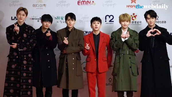 JBJ(노태현, 켄타, 김상균, 김용국, 권현빈, 김동한)-BAP(방용국, 힘찬, 대현, 영재, 종업, 젤로)가 28일 저녁 여의도 63시티 2층 그랜드볼룸에서 열린 ‘제 25회 대한민국 문화연예대상 시상식’에 참석해 포토타임을 가지고 있다.