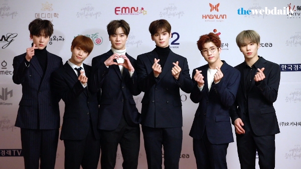 아스트로-더 이스트라이트-한동근가 28일 저녁 여의도 63시티 2층 그랜드볼룸에서 열린 ‘제 25회 대한민국 문화연예대상 시상식’에 참석해 포토타임을 가지고 있다.