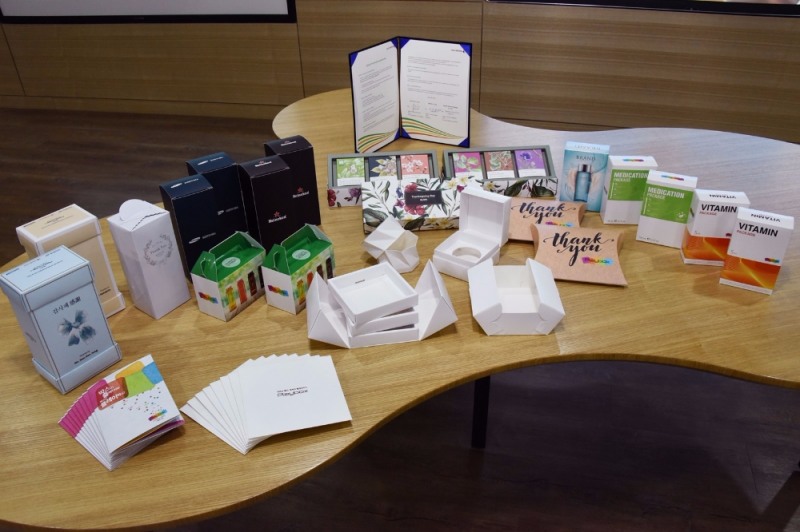 지난 27일 서울 서소문로 한국후지제록스 본사에 위치한 커뮤니케이션디자인센터에서 후지제록스 프리미어 파트너 글로벌 네트워크 소속의 국내 기업 범아인쇄가 자사의 기술과 솔루션으로 제작한 박스 샘플을 공개하고 있다.(사진=한국후지제록스)