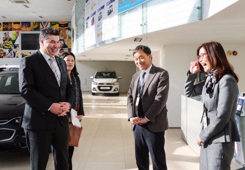 카젬 사장(왼쪽)이 쉐보레 북주안대리점 변종문 대표(가운데) 및 직원들과 이야기를 나누고 있다.(사진=한국지엠)