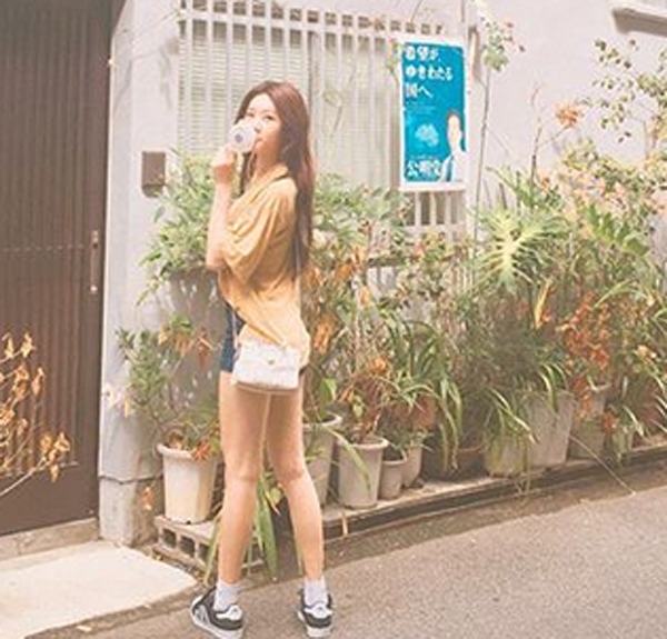 김새론, '부러질 듯 청순美 물씬...고속도로 11자 롱롱~'