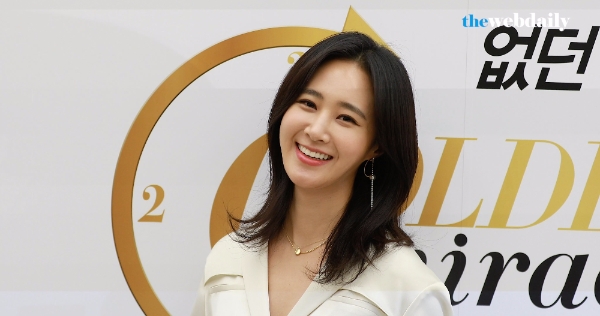 소녀시대의 유리와 서현이 30일 오후 서울고속터미널 파미에스테이션 포켓가든에서 진행된 헤어케어 전문 브랜드 팬틴의 극손상 헤어라인 ‘골든 미라클(Golden Miracle) 트리트먼트 팝업스토어 혼칭 행사에 참석해 포토타임을 가지고 있다.