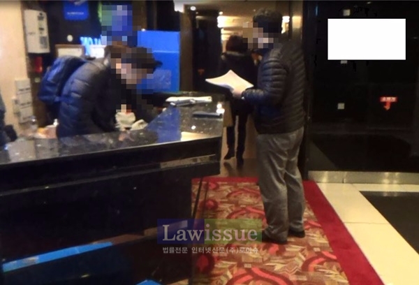 경찰이 성매매 알선 혐의 룸살롱을 단속하고 있다.(사진=부산지방경찰청)