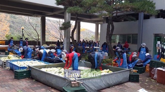 사회봉사대상자들이 김장담기 봉사를 하고 있다.(사진=포항준법지원센터)