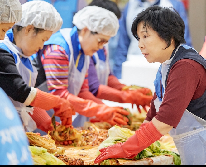 자생봉사단원들이 취약계층에게 전달할 김장 김치를 마련하고 있다 (사진=자생한방병원)