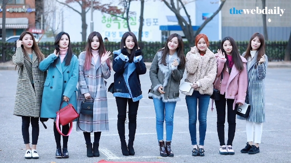 구구단-마르멜로가 12월 1일 오전 여의도 KBS신관 공개홀에서 열린 뮤직뱅크 909회 아침 리허설에 참석하기 위해 출근을 하고 있다.