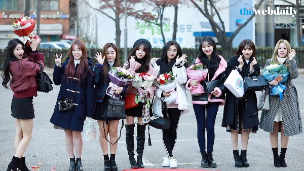러블리즈-블라블라가 12월 1일 오전 여의도 KBS신관 공개홀에서 열린 뮤직뱅크 909회 아침 리허설에 참석하기 위해 출근을 하고 있다.