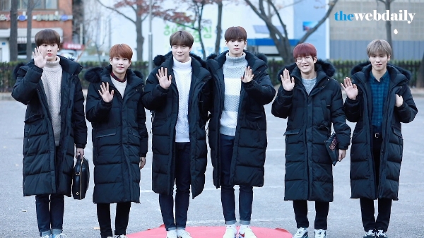 아스트로-빅톤-사무엘이 12월 1일 오전 여의도 KBS신관 공개홀에서 열린 뮤직뱅크 909회 아침 리허설에 참석하기 위해 출근을 하고 있다.