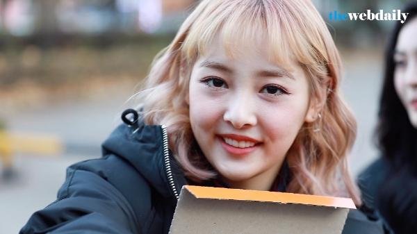 소나무-립버블 해아가 12월 1일 오전 여의도 KBS신관 공개홀에서 열린 뮤직뱅크 909회 아침 리허설에 참석하기 위해 출근을 하고 있다.